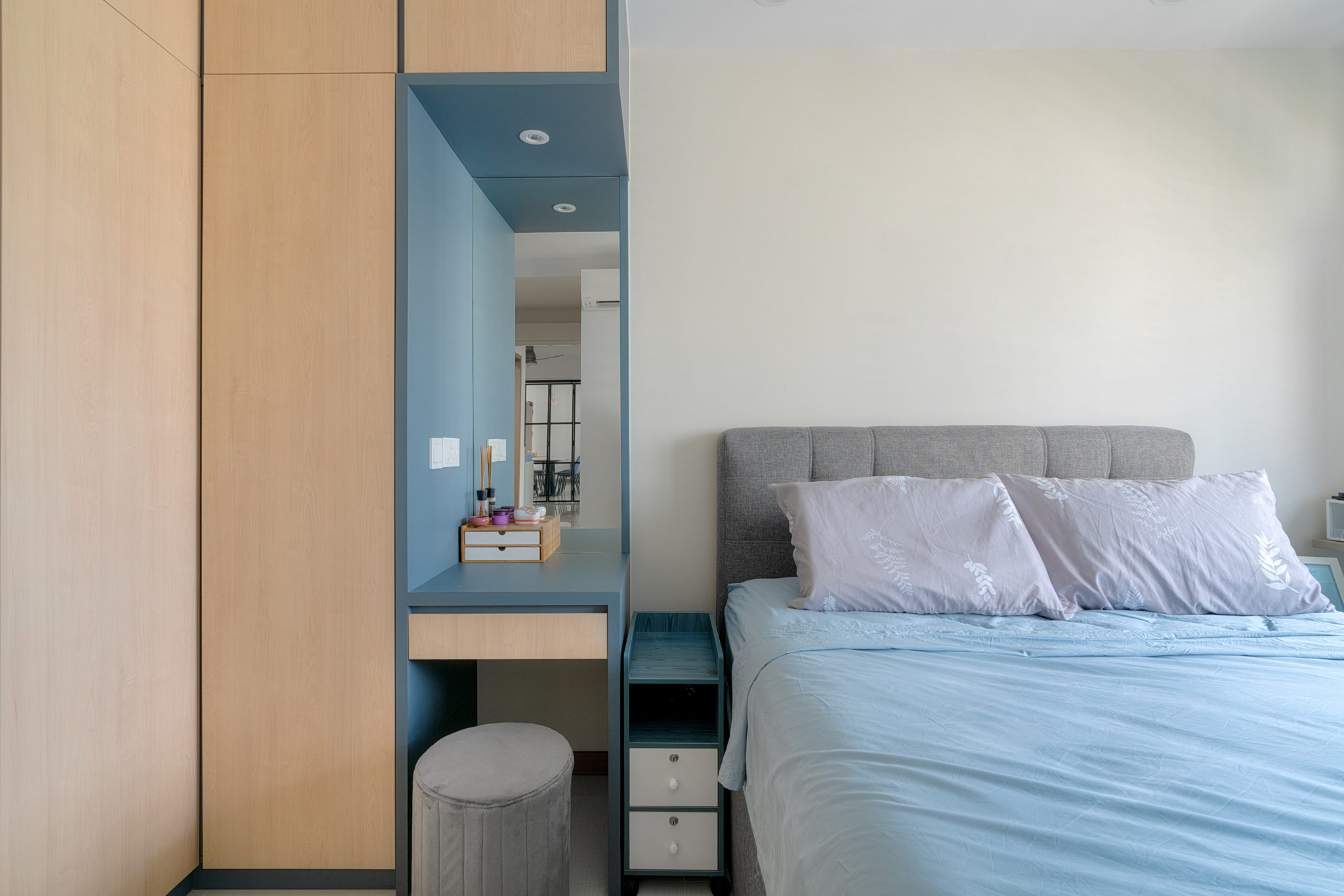 Beautiful Wardrobe Design With Dressing Table Ideas for Small Room Design